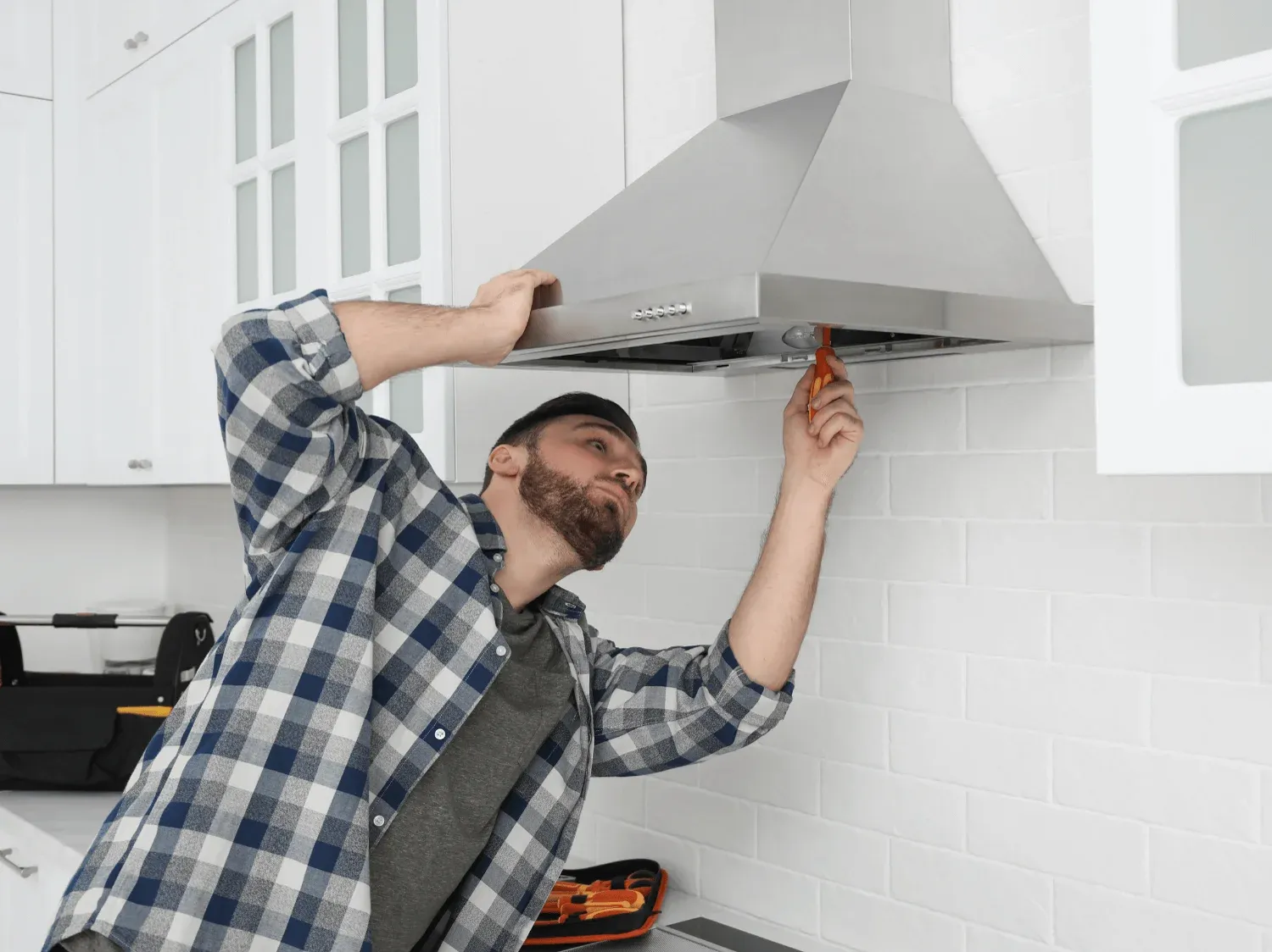 Thao tác tháo rời màng lọc mỡ ra khỏi máy hút mùi một cách cẩn thận