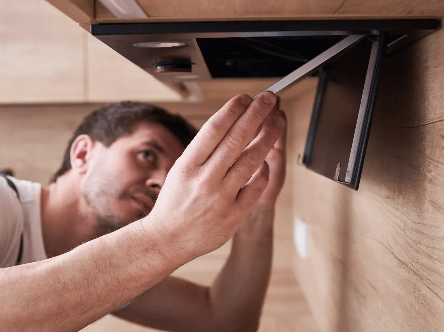 Hướng dẫn lắp đặt lại màng lọc vào máy hút mùi đúng kỹ thuật sau khi vệ sinh