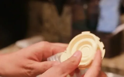 Nắp trắng đã được tháo, lộ ra van vàng của máy hút sữa Medela Freestyle/Swing Maxi