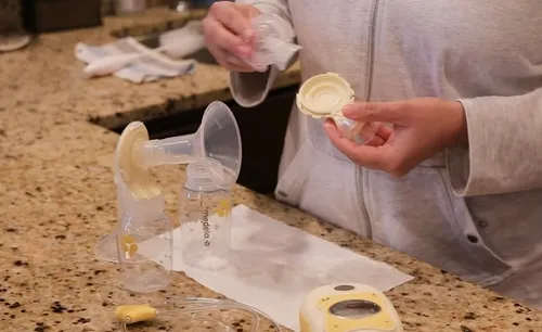 Cách tháo nắp trắng bao ngoài van vàng trên máy hút sữa Medela Freestyle/Swing Maxi