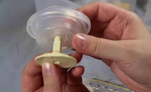 Chi tiết các bộ phận của tay cầm máy hút sữa Medela Harmony đã được tháo ra