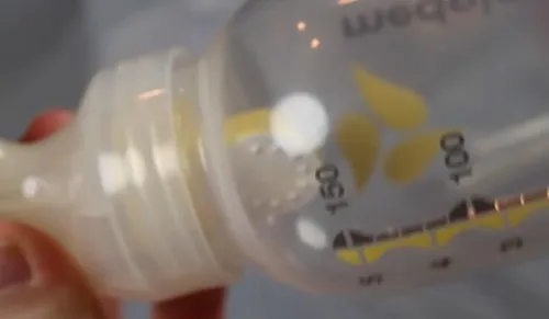 Tháo rời phễu hút, bình sữa và van của máy hút sữa Medela Harmony