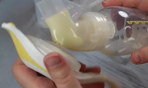 Tháo rời phần tay bóp của máy hút sữa Medela Harmony