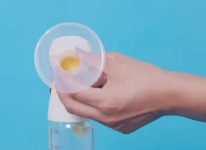 Tháo rời phễu hút và chai đựng sữa của máy Medela Sonata