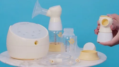 Tách rời phần nối giữa cổ nối và bình sữa của máy Medela Sonata