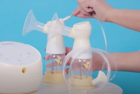 Tháo rời ống hút khỏi động cơ của máy hút sữa Medela Sonata