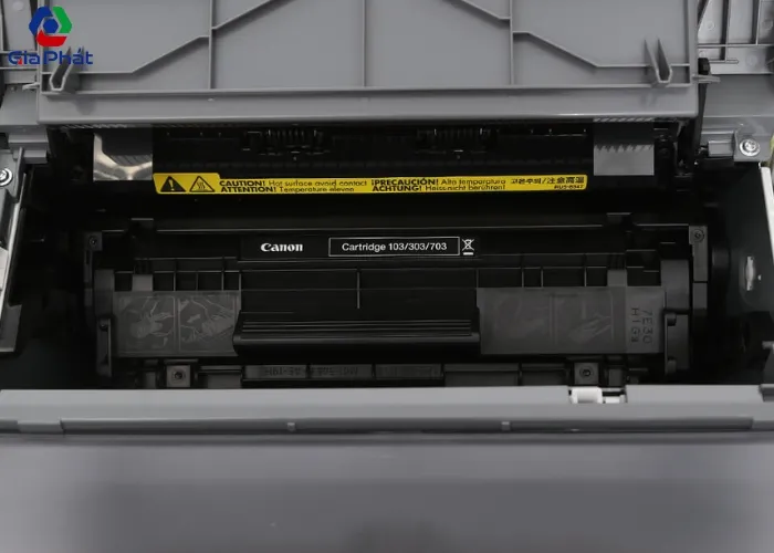 Thực hiện tháo gỡ giấy kẹt hoặc vật cản nhỏ bằng nhíp, một bước quan trọng trong cách sửa máy in khi bị kẹt giấy