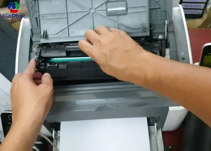Kiểm tra kỹ lưỡng đường đi của giấy sau khi áp dụng cách sửa máy in khi bị kẹt giấy
