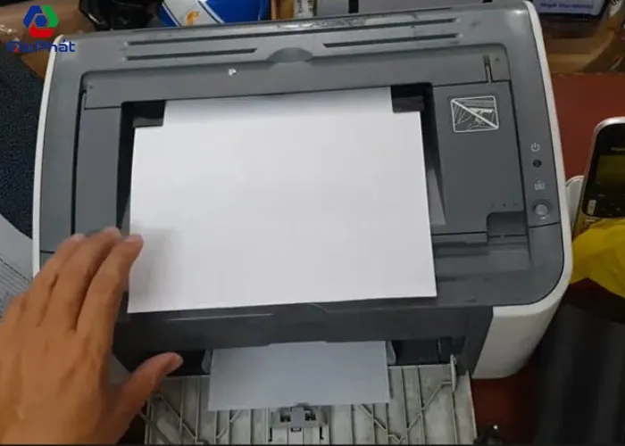 Vệ sinh định kỳ các bộ phận bên trong giúp phòng tránh tình trạng kẹt giấy và tối ưu cách sửa máy in khi bị kẹt giấy