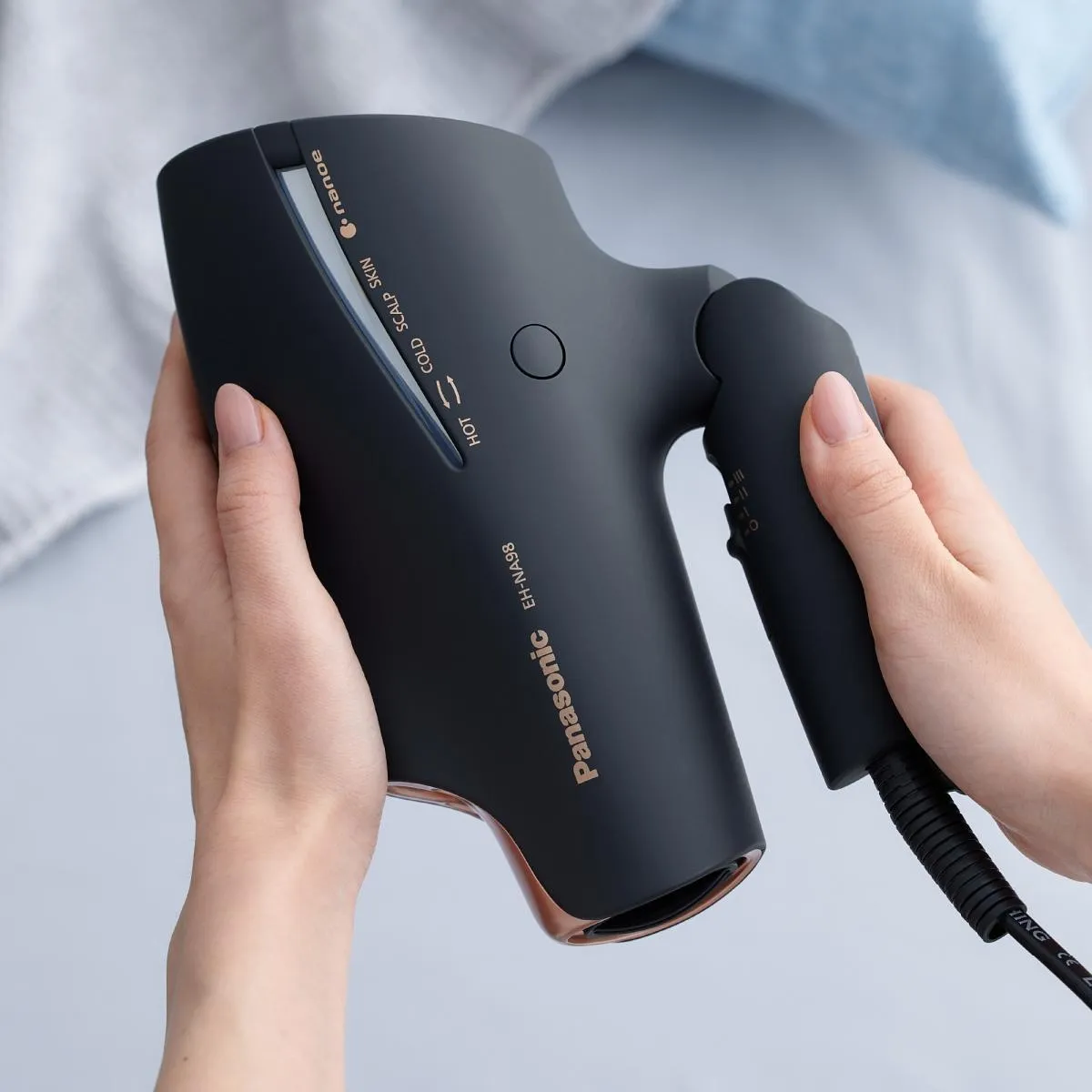 Máy sấy tóc bám đầy bụi bẩn, nhấn mạnh lý do cần vệ sinh máy sấy định kỳ và áp dụng cách tháo máy sấy tóc để làm sạch hiệu quả.