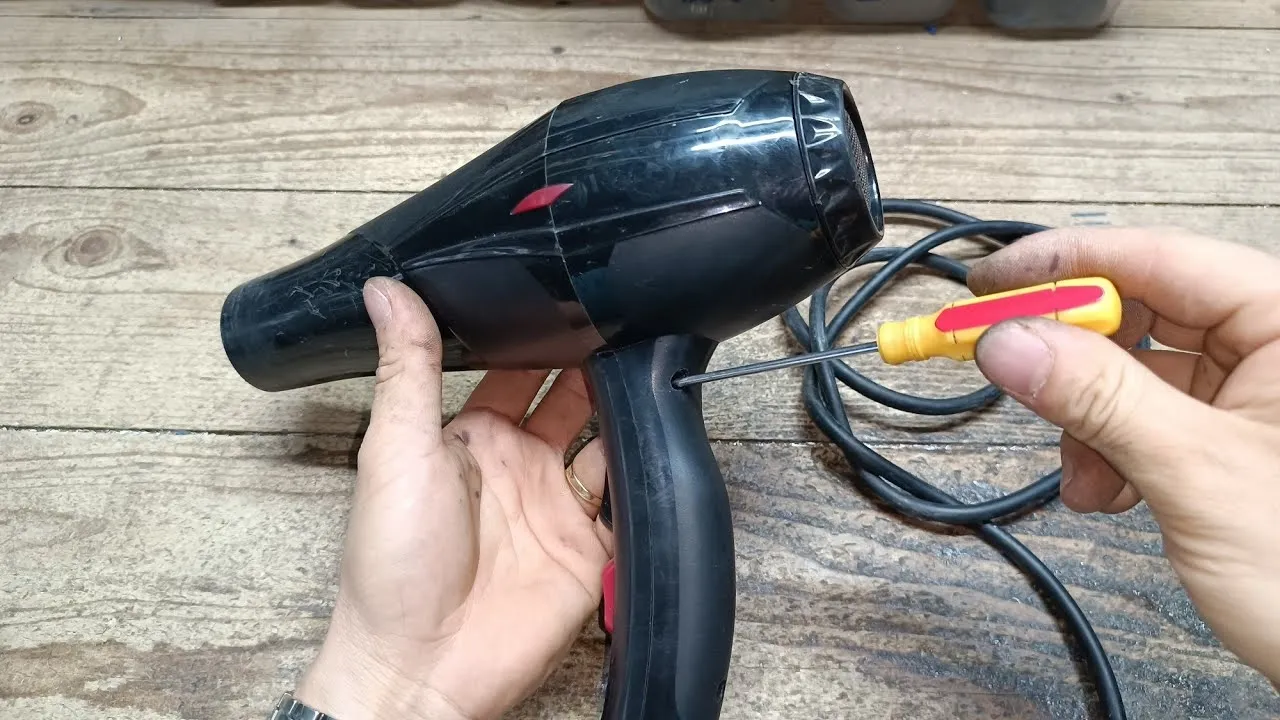 Cách Tháo Máy Sấy Tóc Panasonic Để Vệ Sinh Các Bộ Phận Bên Trong