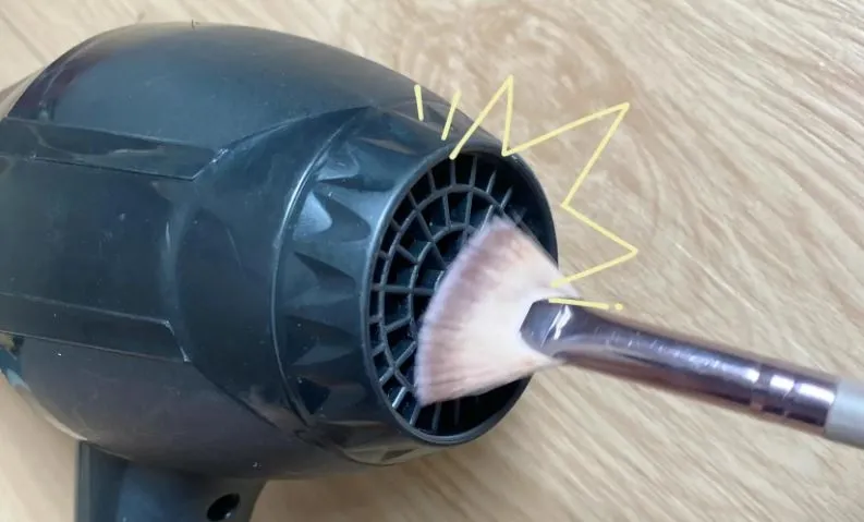Thực Hiện Vệ Sinh Máy Sấy Tóc Panasonic Sau Khi Tháo Rời
