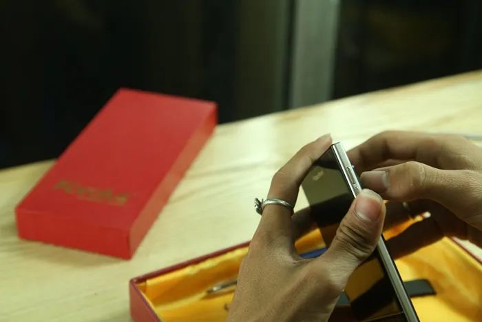 Kiểm tra các ốc vít nhỏ bên dưới gáy của ốp lưng Blackberry Passport