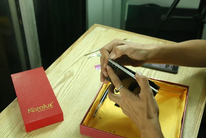 Cạy đều các góc của ốp lưng Blackberry Passport bằng móng tay