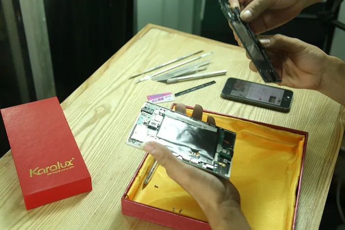 Ốp lưng bằng nhựa của Blackberry Passport đã được tháo rời