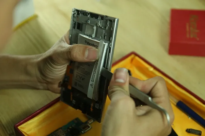 Cẩn thận bẩy pin của Blackberry Passport đang dính chặt vào khung máy