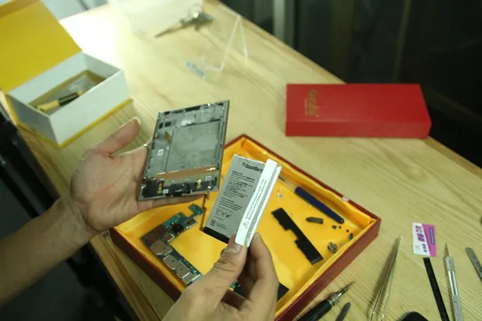 Pin Blackberry Passport đã được tháo rời khỏi khung máy