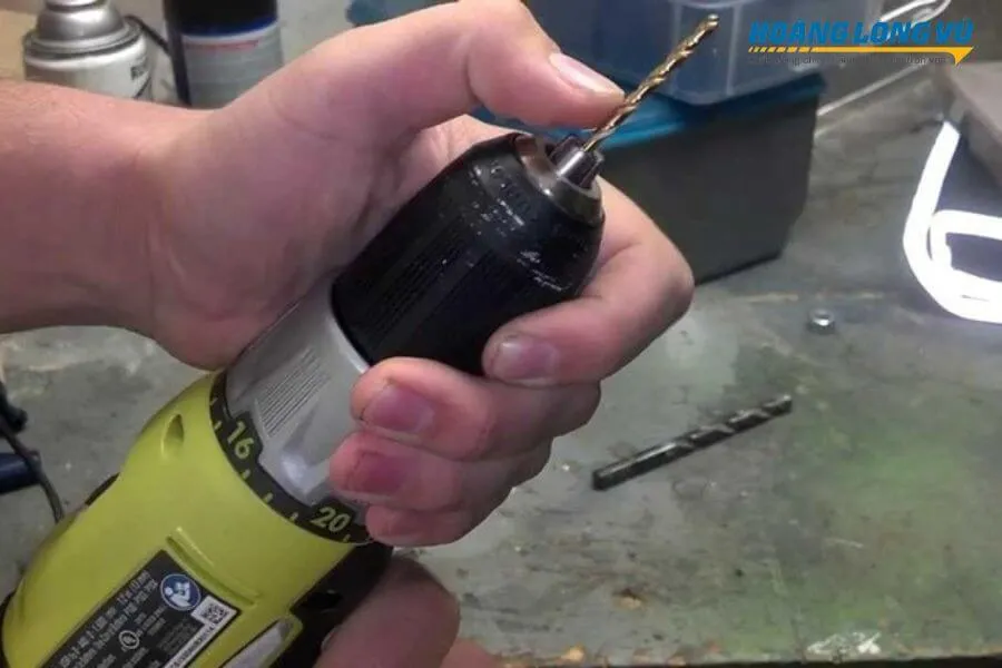 cách tháo mũi khoan pin bị kẹt