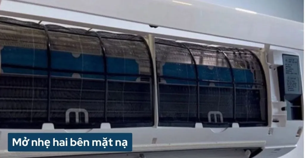 Thao tác mở nhẹ mặt nạ máy lạnh Electrolux theo đúng kỹ thuật.