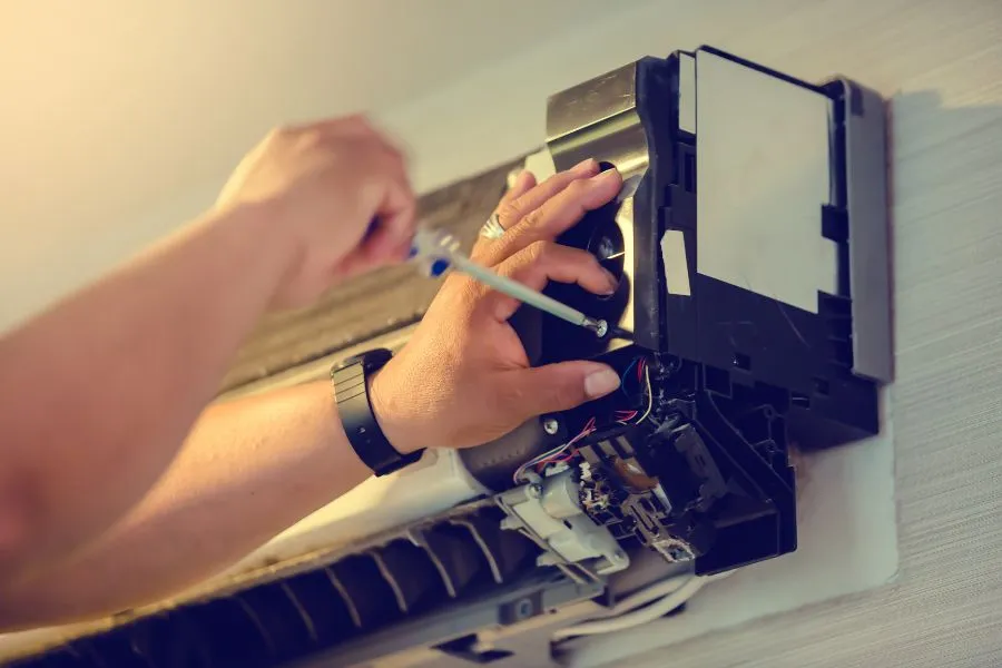 Chuyên gia hướng dẫn tháo ốc vít cố định nắp điều hòa LG trong quy trình allintitle:cách tháo nắp máy lạnh