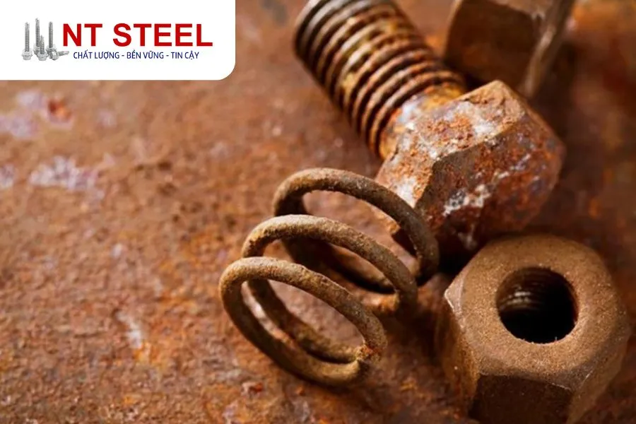 Nguyên nhân ốc vít bị rỉ sét do môi trường ẩm ướt và thiếu bảo dưỡng
