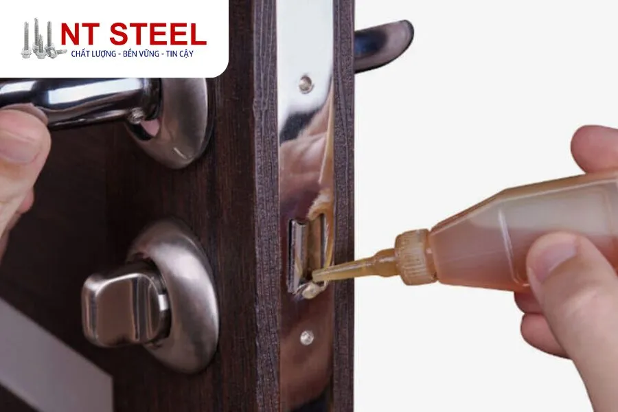 Sử dụng nhớt để làm trơn ren ốc vít, giúp nới lỏng ốc vít rỉ sét dễ hơn