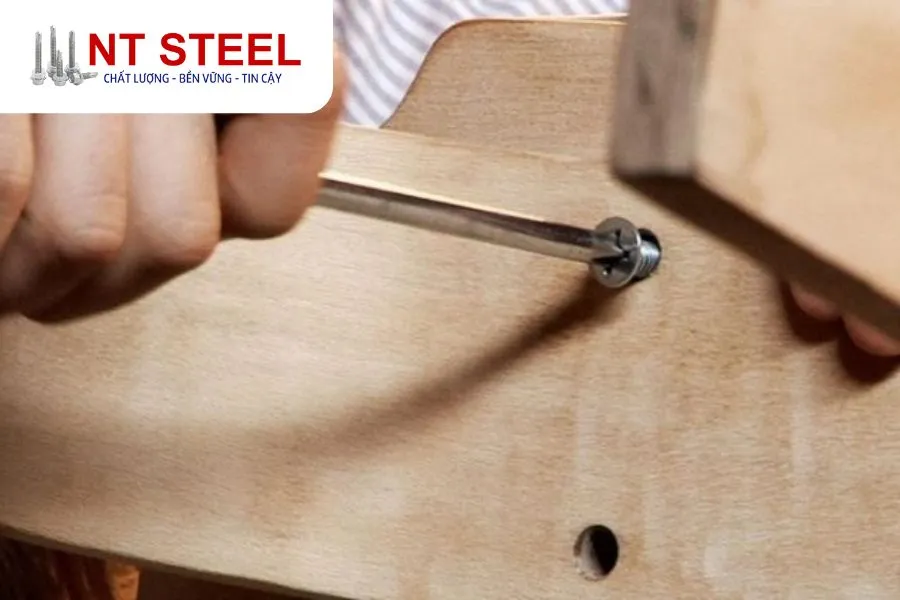 Kỹ thuật vặn tua vít qua lại giúp phá vỡ lớp rỉ sét bám chặt trên ốc vít
