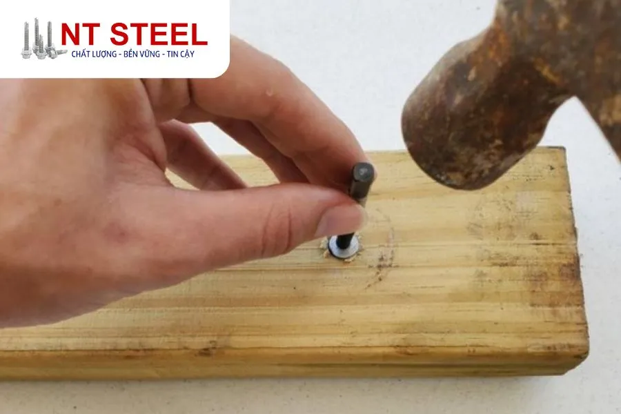 Dùng tua vít đóng xoay chiều để tháo ốc vít bị rỉ sét, tăng lực tác động