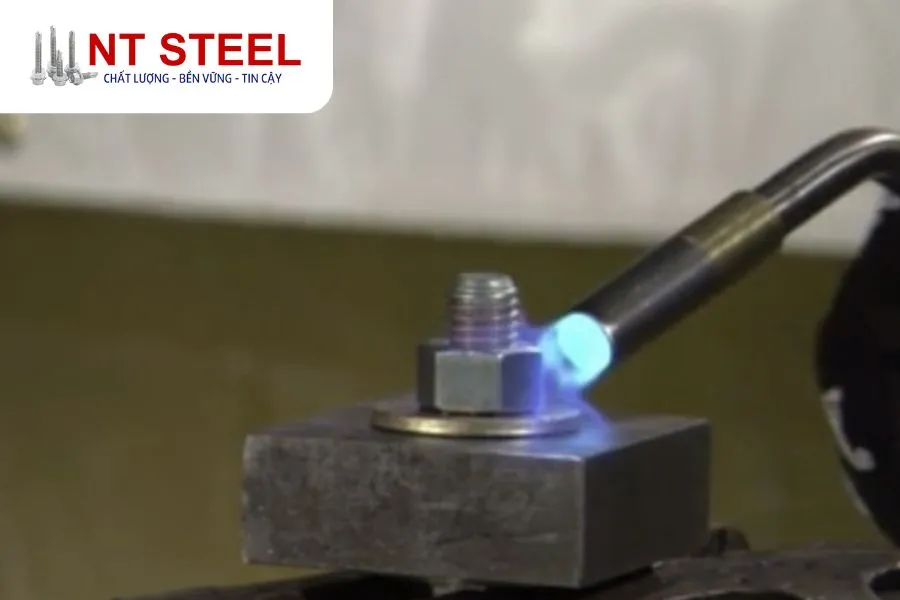 Phương pháp sử dụng nhiệt độ cao để khò nóng và nới lỏng ốc vít rỉ sét