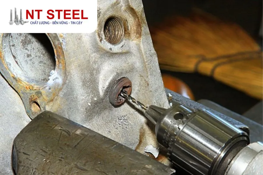 Đục phá hủy ốc vít bị rỉ sét là giải pháp cuối cùng khi các cách khác không hiệu quả