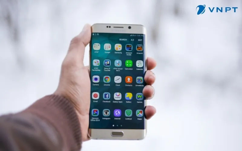 Các vật dụng thay thế que chọc sim – tượng trưng cho các dụng cụ thay thế khi tháo cần câu máy