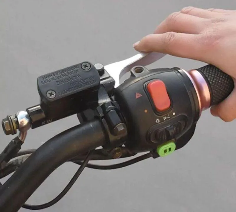 Kiểm tra tay cầm xe máy khi phát hiện hư hỏng