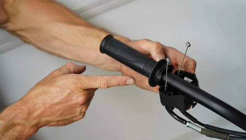 Sử dụng dụng cụ chuyên dụng để tháo tay cầm xe máy