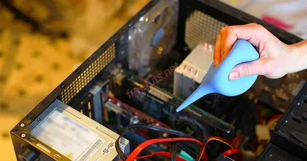 Vệ sinh bụi bẩn kỹ lưỡng trong thùng máy trước khi tháo CPU