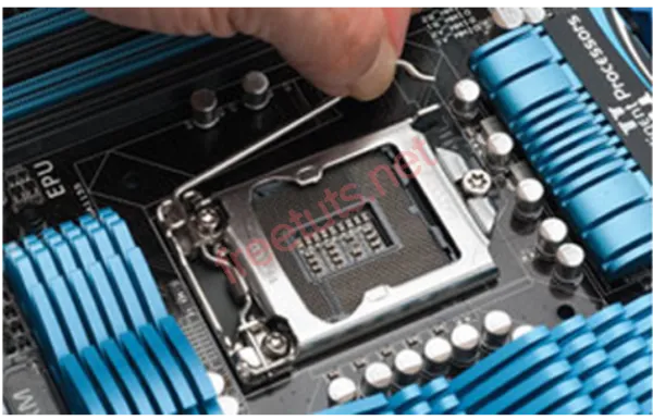 Nâng cần gạt để mở khóa và nhẹ nhàng tháo CPU ra khỏi socket