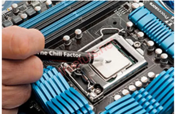 Xác định đúng chiều và đặt CPU mới vào socket một cách cẩn thận