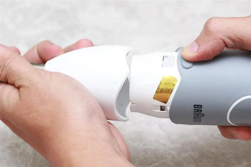 Chi tiết nút bấm giúp tháo rời thân và trục xay của máy xay cầm tay Braun