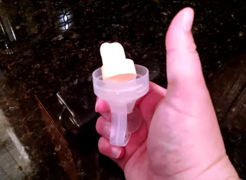 Van vàng của máy hút sữa Medela đã được tháo rời thành công