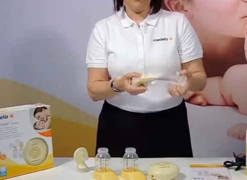 Thao tác tháo van vàng của máy hút sữa Medela Freestyle