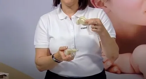 Van vàng và nắp trắng đã được tháo rời khỏi cổ nối Medela Freestyle