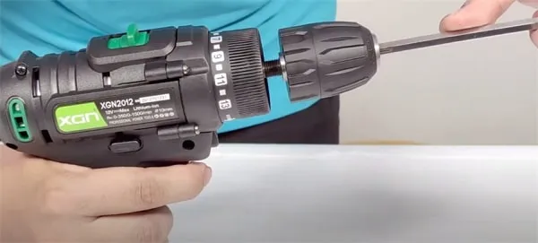 Cách tháo đầu máy khoan pin bằng cách nhấn cò máy từ từ