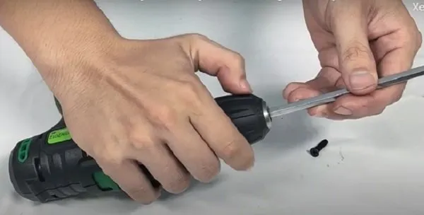 Kỹ thuật dùng cây lục giác để cố định đầu kẹp trong quá trình tháo lắp, hỗ trợ Cách thay đầu máy khoan bosch