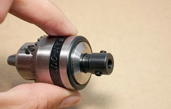Đầu kẹp máy khoan Bosch đã được tháo rời, một bước quan trọng trong Cách thay đầu máy khoan bosch