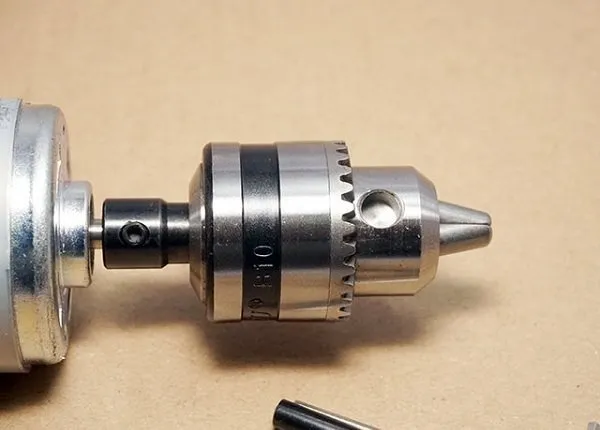 Đầu kẹp máy khoan có khóa phổ biến, minh họa allintitle:Cách thay đầu máy khoan bosch