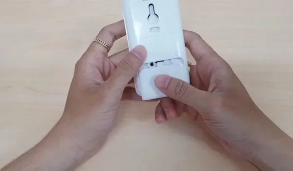 Lắp lại nắp đậy sau khi hoàn tất cách tháo remote máy lạnh toshiba và thay pin mới, đảm bảo remote hoạt động ổn định.