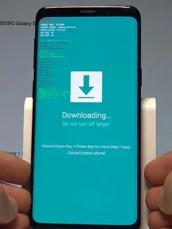 Giao diện Download Mode trên điện thoại Samsung sau khi nhấn nút tăng âm lượng, chuẩn bị cho các thao tác nâng cao