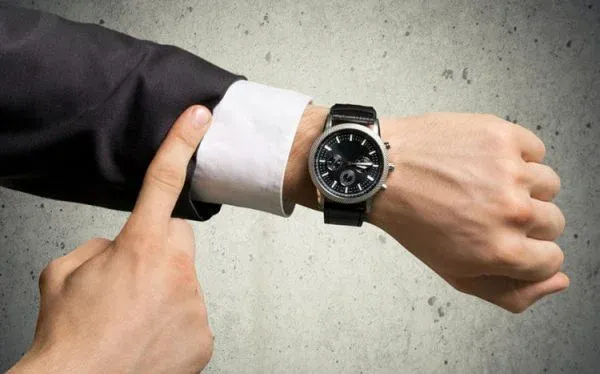 Kỹ thuật viên đang kiểm tra linh kiện máy pha cà phê