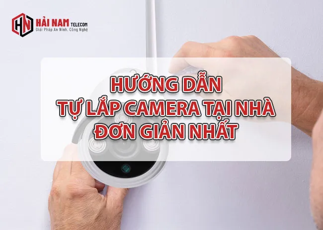 Người dùng đang tự lắp camera quan sát không dây tại nhà, thể hiện sự đơn giản và tiết kiệm chi phí cho hệ thống giám sát gia đình.