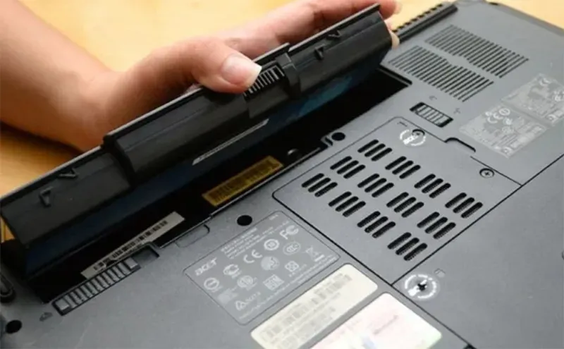 Bộ sưu tập các linh kiện laptop khác nhau như bo mạch chủ, RAM và ổ cứng, sẵn sàng cho việc lắp ráp máy tính tùy chỉnh.