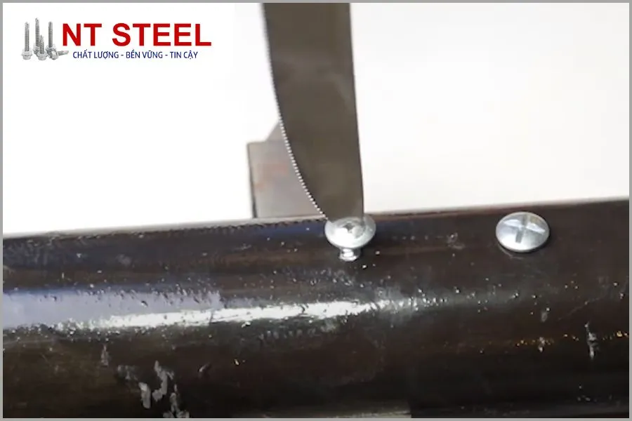 Sử dụng dao cùn thay thế tua vít để vặn ốc nhỏ không cần tua vít